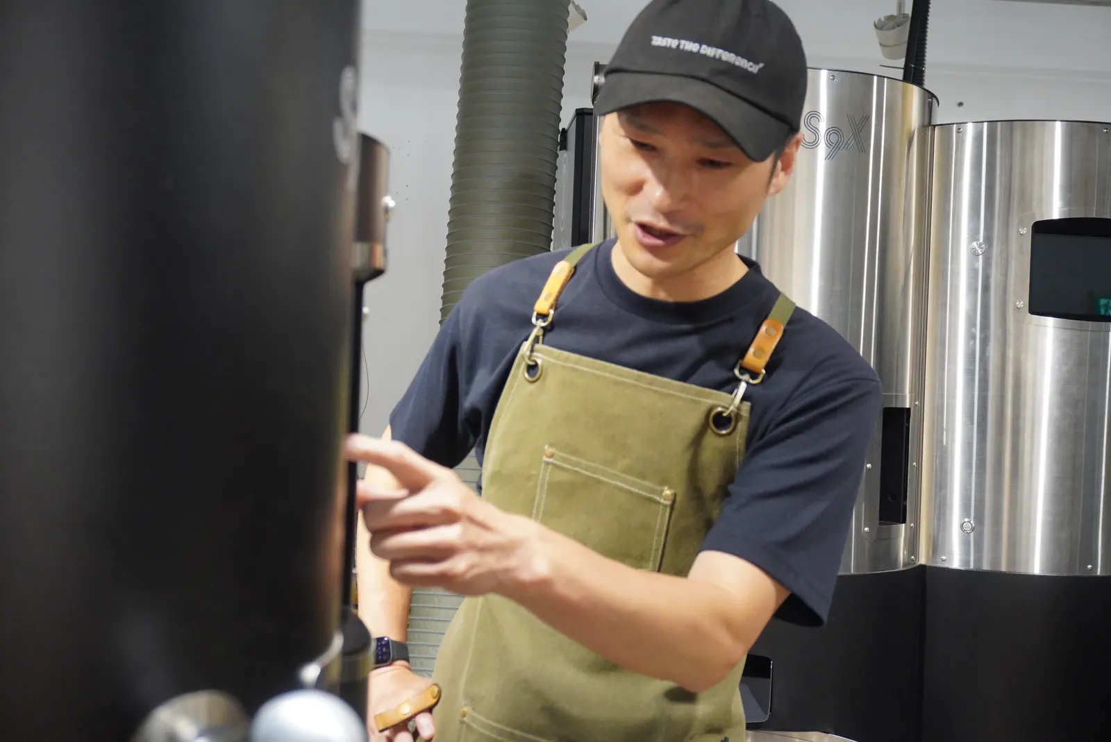 焙煎機を操作する三戸さん