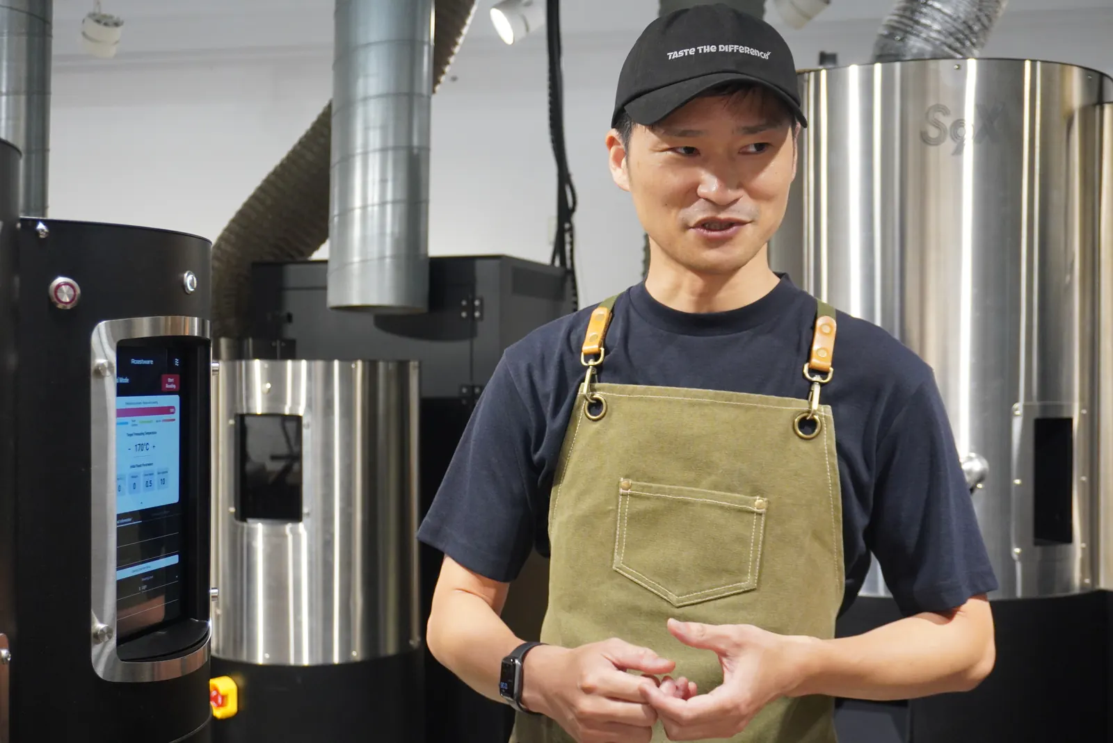 焙煎の仕事について話す三戸さん