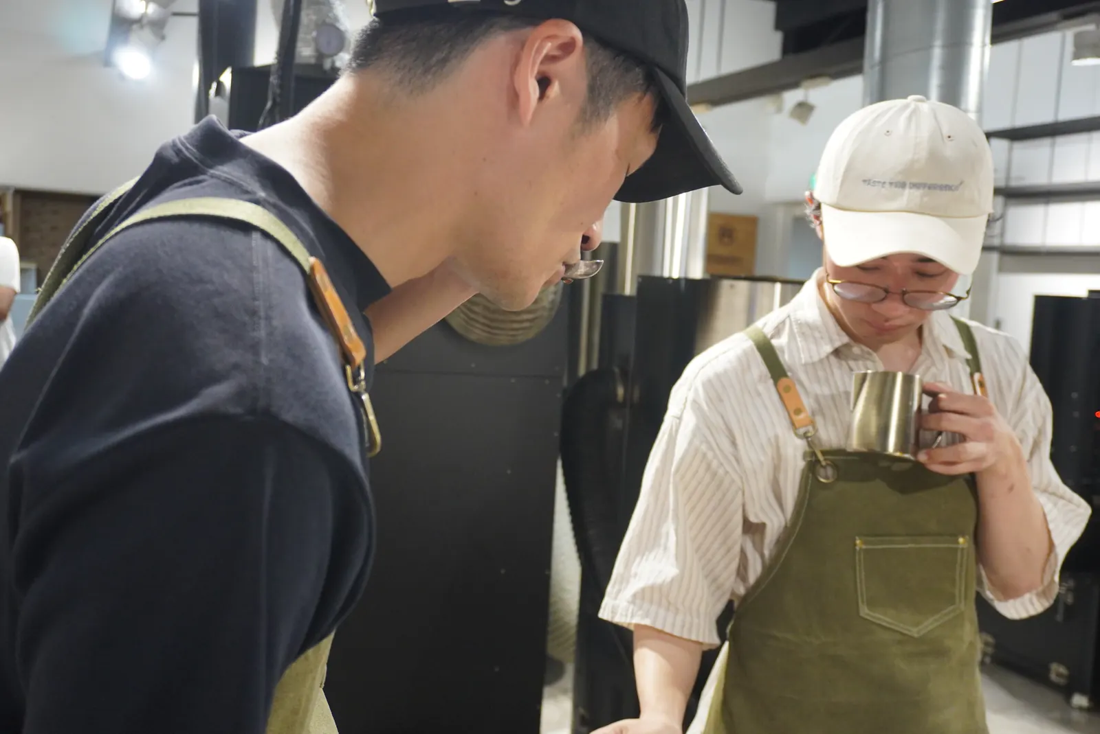 コーヒーを試飲して味を確かめる様子