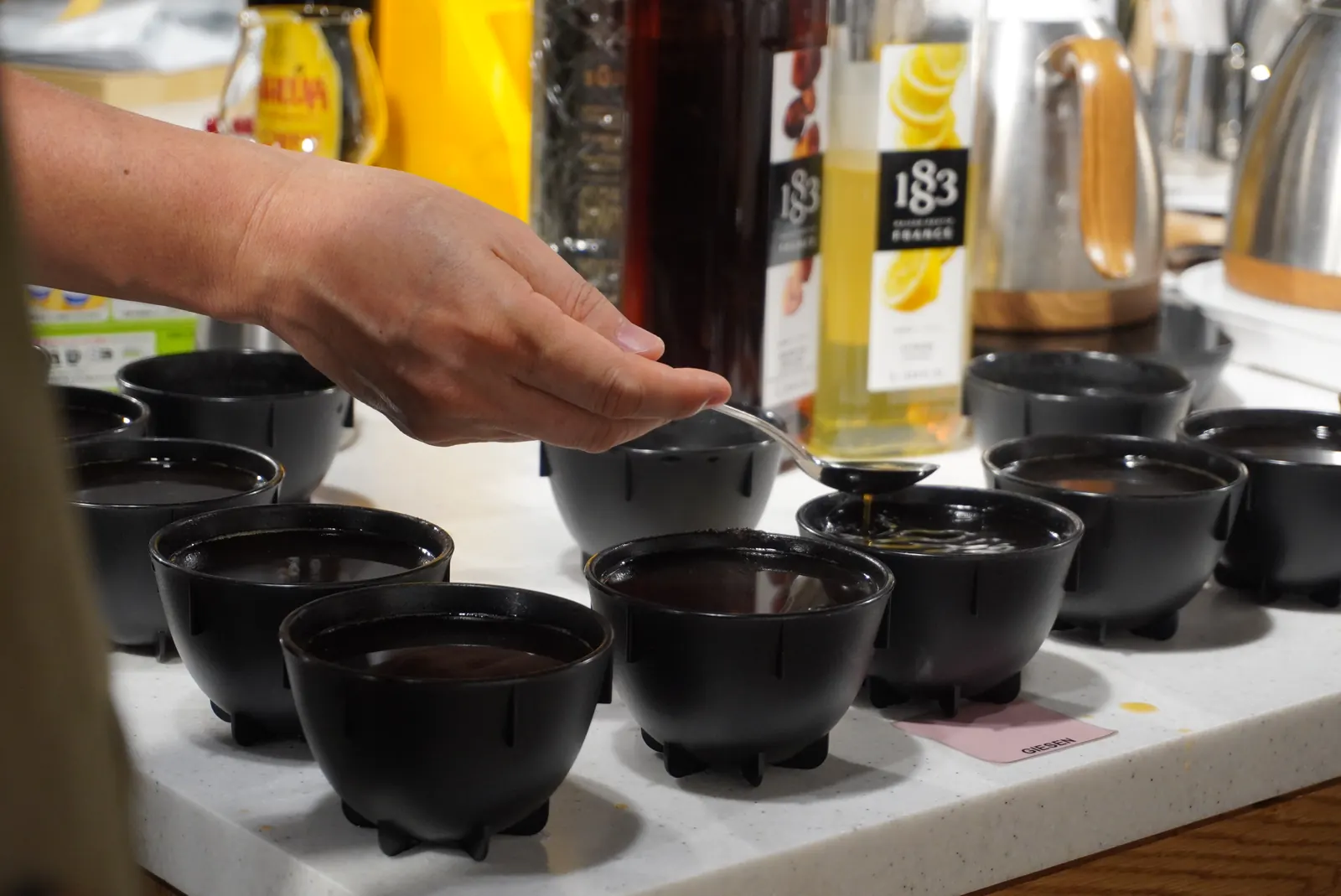 試飲用のコーヒーを準備する様子